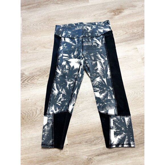 Fabletics Penzy Capri Tropical Print Legging Small Black Gray Cropped Womens - Picture 1 of 13